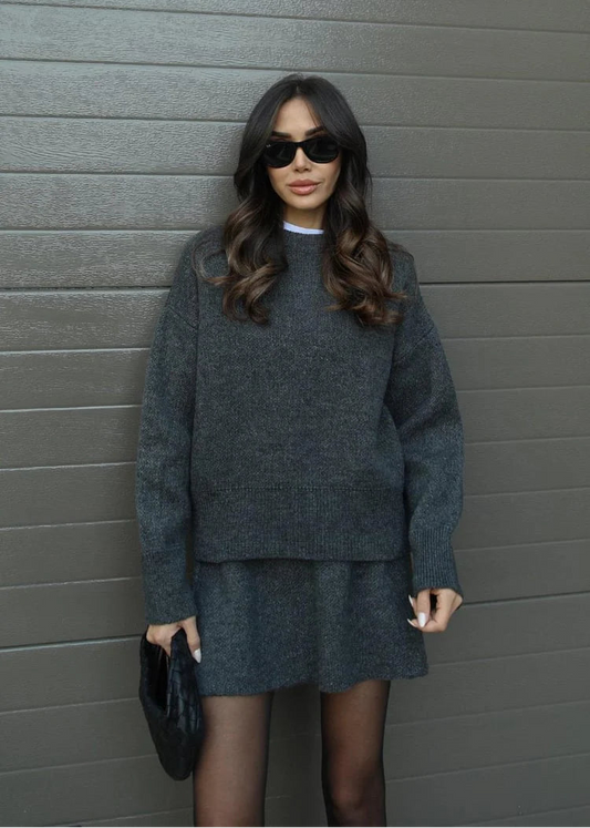 Ensemble pull et jupe élégante femme