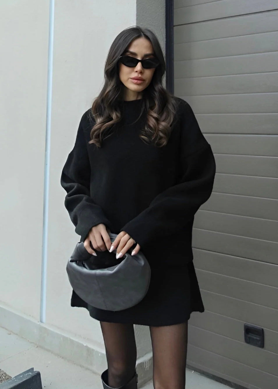 Ensemble pull et jupe élégante femme