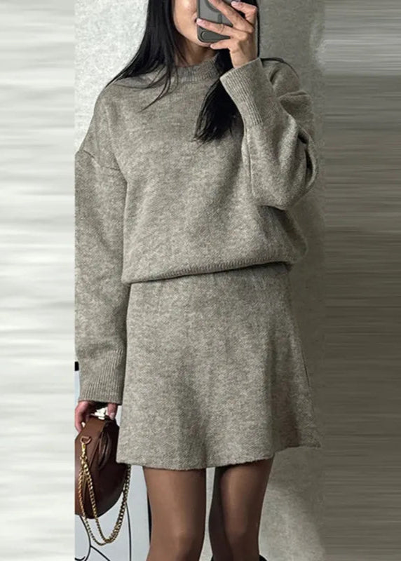 Ensemble pull et jupe élégante femme